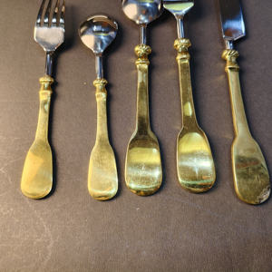 Ensemble de couverts Regal de 5 pièces de style victorien, doré, avec des poignées ornées de motifs en spirale et des têtes polies miroir - Product Image 6