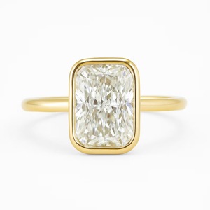 Anillo de compromiso minimalista con diamante de laboratorio de corte cojín alargado y engaste catedral, oro amarillo de 14K, diamante con claridad VVS certificado IGI - Product Image 1