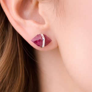 Pendientes de rubí teñido plateados, forma hexagonal alargada, pendientes hechos a mano con gemas facetadas, regalo para mujer - Product Image 2