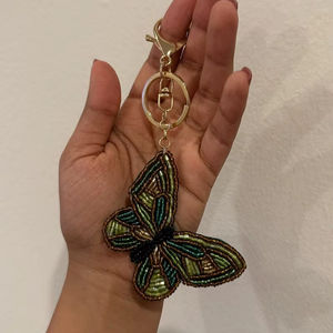 Nouveauté : Porte-clés en cuir recyclé multi-couleurs, broderie perlée, breloque de sac élégante, breloque unique fabriquée à la main en Inde - Product Image 1