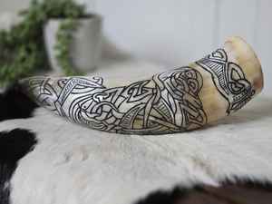 Cuerno de búfalo moderno con motivo vikingo de Fenrir/Corvo, decoración ecológica artesanal para el hogar y regalo de boda, modelo A-9988 de World Craft Impex - Product Image 2