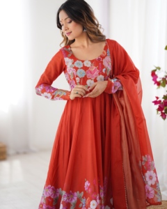 Vestido Anarkali de Seda Organza Pura Estampada con Bordado Jari de Lujo, Falda de Cuatro Metros con Corte Kali y Vuelo, y Conjunto de Pantalón con Dupatta de Encaje Gota Patti - Product Image 6
