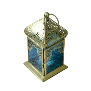 Lanterne à bougie artisanale de style marocain en métal et verre, finition or antique, à suspendre ou à poser, porte-bougie décoratif pour théière. - Product Image 4