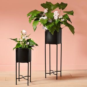 Jardinière en métal minimaliste avec support, pot de fleurs décoratif moderne conçu pour les espaces résidentiels et commerciaux intérieurs et extérieurs - Product Image 1