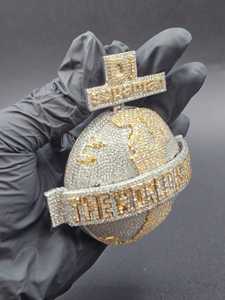 Pendentif Hip Hop Dvars Diamond entièrement serti de moissanite, « Le Monde m'appartient », en argent sterling 925 plaqué or 18 carats, breloque de luxe pour homme - Product Image 3