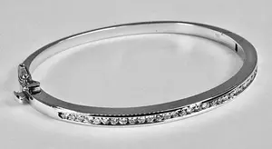 Bracelet jonc en argent sterling plaqué or pour femme, serti de moissanite véritable ronde de 3,20 carats avec monture griffes - Product Image 5