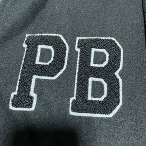 Veste universitaire tendance pour femmes, en tissu de laine, courte, style baseball, avec logo brodé - Product Image 4