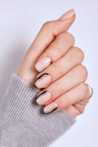 Faux ongles à presser minimalistes à motifs abstraits, forme amande, motif vague dorée, longueur moyenne, en ABS, nude, personnalisables, fabrication OEM/ODM - Product Image 3