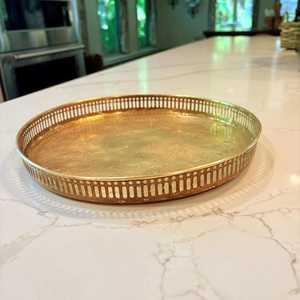 Bandeja Redonda de Latón Hecha a Mano de Lujo con Borde Decorativo, Plato de Metal Dorado Premium para Mesa de Centro, Hogar y Hotel - Product Image 6