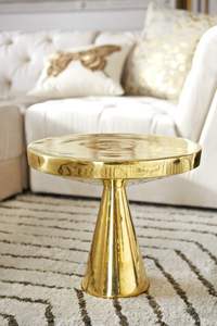 Mesa auxiliar de metal inspirada en joyas que aporta un toque glamuroso al dormitorio, la sala de estar y la entrada. - Product Image 5