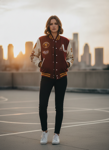Veste universitaire pour homme de couleur marron avec manches crème, design de patch brodé avec la lettre A, style preppy, vêtement d'automne - Product Image 5