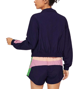 Ensemble deux pièces pour femme avec logo imprimé en relief personnalisé, comprenant un sweat à capuche et un short coupe-vent zippé en nylon uni, fabriqué sur mesure pour un style décontracté. - Product Image 6