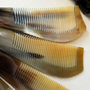 Peigne en corne naturelle artisanal pour coiffer les cheveux, fabriqué à partir de vraie corne de buffle - Product Image 1