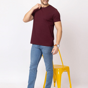 T-shirt décontracté pour homme, col rond, manches courtes, couleur bordeaux unie, coupe classique, en jersey - Product Image 2