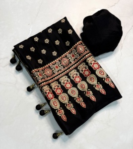Sari en soie Gaji crêpe à imprimé Ajrakh de créateur, accompagné d'un morceau de blouse non cousu assorti - Product Image 3