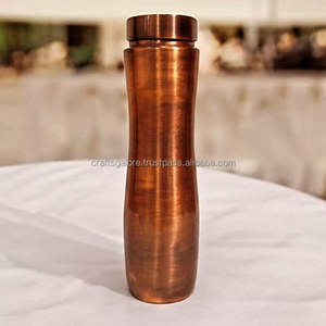 Botella deportiva de cobre martillado de alta gama con acabado martillado de 800 ml para clientes exigentes. Botellas metálicas, artesanía metálica de la India en venta. - Product Image 4