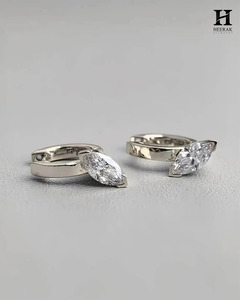 Pendientes de Aro Minimalistas de Oro con Diamantes Cultivados en Laboratorio con Corte Marquesa de Lujo para Mujer, Certificados por IGI - Product Image 3