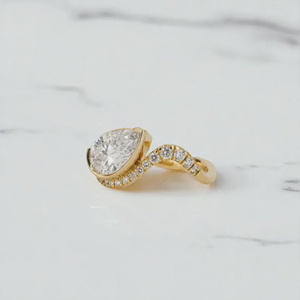Bague de fiançailles et de mariage tendance IcedJewelz avec diamant de laboratoire taille poire de 3,90 carats en or jaune 14 carats - Product Image 2
