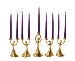 Menorah moderne décorative pour les célébrations de Hanoucca, avec un design élégant en or, très vendue - Product Image 1