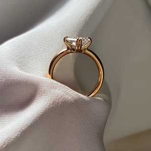 Bague de fiançailles en diamant de laboratoire taille Asscher 1,5 carat, sertie à griffes, certifiée IGI - Product Image 3