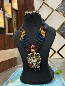 Conjunto de Collar y Aretes Kundan Mala Clásico Chapado en Oro de Primera Calidad, Multicapa, Colección para Fiestas y Bodas para Mujer - Product Image 3