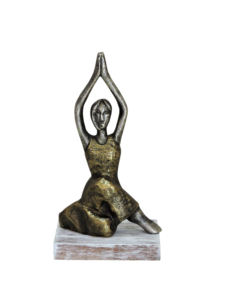 Porte-bougie en aluminium en forme de figurine de yoga - Statue de femme zen en or antique sur socle en bois pour salle de méditation et décoration spirituelle de la maison - Product Image 2