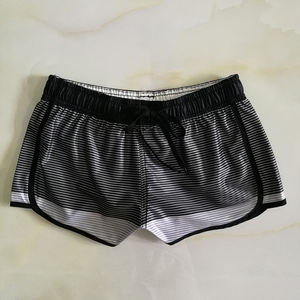 Shorts de Surf Negros Estampados para Mujer con Logotipo Personalizado al por Mayor - Product Image 4