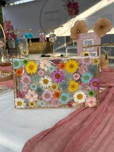 Sac à main en résine avec fleurs pressées de jardin sauvage - Product Image 5