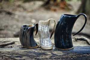 Taza Hecha a Mano de Cuerno de Búfalo con Diseño de Diosa Vikinga Tallada, Forma Natural, Arte Religioso Coleccionable - Product Image 3