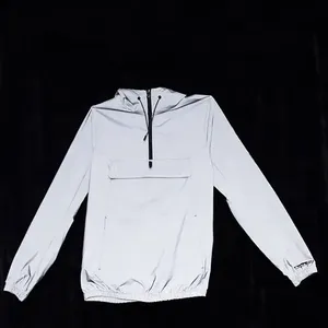 Veste coupe-vent pour homme en nylon de qualité supérieure, imprimée réfléchissante 3M, avec cordon de serrage et ourlet élastique, demi-zip et capuche. - Product Image 4