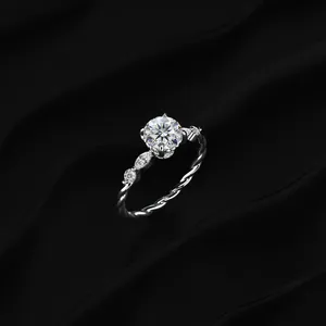 Bague en diamant rond certifiée IGI, couleur D-E, clarté VVS-VS, avec accents de diamants marquise et ronds, qualité supérieure. - Product Image 3