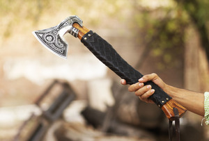 Hacha Vikinga Forjada a Mano de Grado Industrial, Directo de Fábrica, con Hoja de Acero al Carbono y Mango de Madera Envuelto en Cuero - Product Image 4