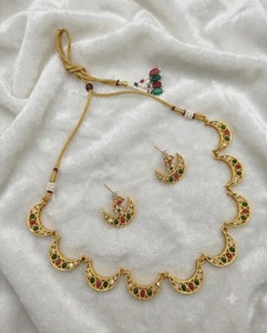 Collier élégant en forme de demi-lune serti de pierres ovales avec un ensemble de boucles d'oreilles assorties, bijoux ethniques indiens fabriqués par des fabricants de bijoux. - Product Image 6