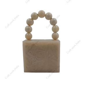 Pochette en résine effet marbre faite à la main avec poignée perlée, sac de soirée de luxe pour femme, création de designer - Product Image 1
