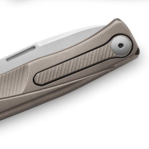 Couteaux pliants gris titane avec lame lisse et manche en métal texturé, design compact pour la randonnée, le camping et l'usage quotidien - Product Image 6