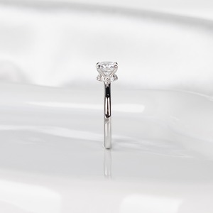 Anillo de Compromiso con Diamante Cultivado en Laboratorio de 1 Quilate, Certificado por IGI, Color F, Claridad VVS2, Corte Brillante Redondo Ideal, Diamante CVD, Oro Blanco de 14K - Product Image 3