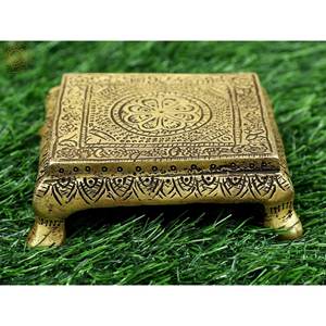 Hecho a mano 3 pulgadas tradicional Pooja Chowki en latón pequeño artículo de decoración del hogar - Product Image 1