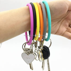 Nueva llegada de alta calidad brazalete de gelatina con purpurina de silicona colorido en forma de O llavero barato resina llavero de silicona mate - Product Image 3