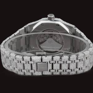 Atractivo Reloj de Fiesta para Hombre con Caja Redonda de Oro Blanco Totalmente Adornada con Diamantes Moissanite y Cronógrafo de Marca - Product Image 4