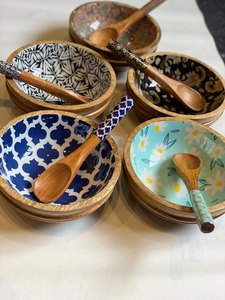 Grand bol en bois fait à la main, pour servir des monnaie colorées - Product Image 6