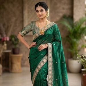 Sari en satin de soie pure de qualité supérieure avec broderie de sequins sur le pallu en C, bordure ajourée et chemisier assorti de la même couleur - Product Image 2