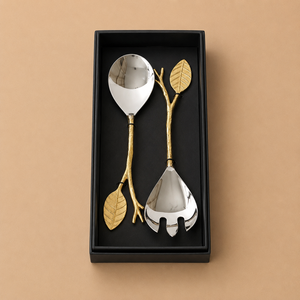 Ensemble de serveurs à salade avec poignées en forme de branche dorée et détails en forme de feuille, dans un emballage en boîte noire - Product Image 1