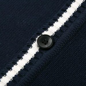 Cárdigan Transpirable de Dos Tonos con Cuello en V para Hombre, Diseño Varsity, Suéter de Punto a Rayas para un Estilo Urbano Contemporáneo - Product Image 5