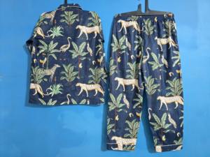 ชุดนอนผ้าฝ้ายออร์แกนิก 100% ลายพิมพ์สัตว์สีดำ เนื้อผ้านุ่มพิเศษ ระบายอากาศได้ดี เสื้อครอปและกางเกงขายาวสำหรับผู้หญิง - Product Image 4