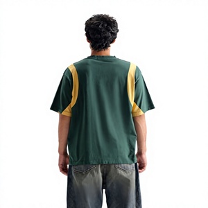 Camiseta de punto verde de manga corta para hombre con ribete en contraste amarillo, corte regular, cuello redondo, uso casual, logotipo serigrafiado frontal, suave - Product Image 5