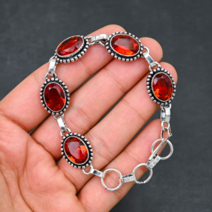Bracelet de luxe unisexe en argent sterling plaqué argent avec grenat rouge et diamants de laboratoire, taille ovale 10x14 mm, 5 pierres, réglable - Product Image 1