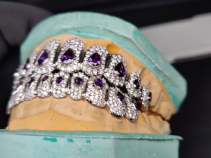 Grillz Hip Hop Personnalisé de Luxe avec Pierres Taillées Poire Violettes, Perles d'Eau Douce, Micro-Pavé Moissanite et Finition Plaqué Rhodium pour Dents - Product Image 4