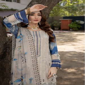 Robe Panjabi pakistanaise brodée en viscose pour femme Costume Salwar Kameez trois pièces conçu par le Dr Haris Vol KINARA - Product Image 5