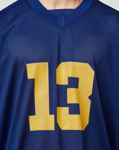 Maillot de football américain streetwear sérigraphié avec numéros, coupe oversize et carrée, 100% polyester, vente en gros OEM, t-shirt épais - Product Image 3