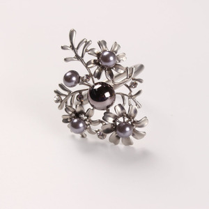 Anillo de servilleta metálico clásico de forma redonda con cuentas blancas decorativas para la decoración de mesas de restaurante. - Product Image 4